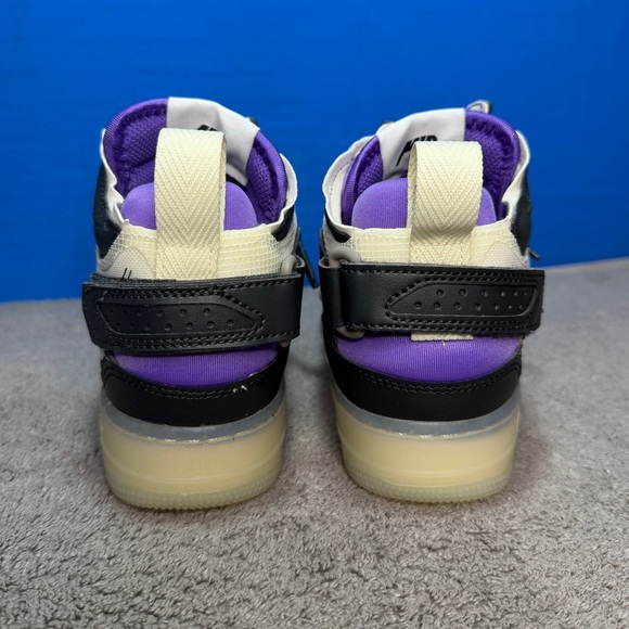 Nike 
Air Force 1
React 
‘Off noir action grape’
High top - Picture 4 of 14